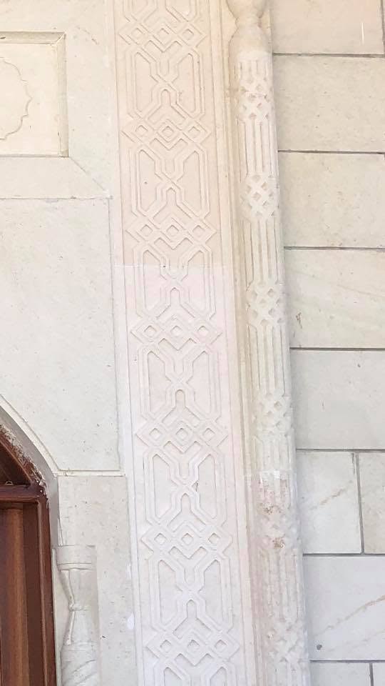 Bayburt taşı yüzeyindeki geometrik oyma ve sütunce ayrıntısı