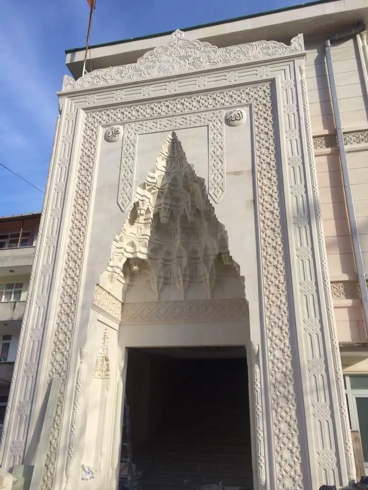 Bayburt taşı taç kapısında mukarnas ve ince taş oyma işçiliği