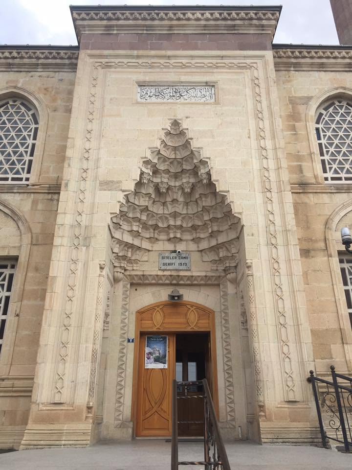 Erzurum Siteler Camii mukarnaslı taş taç kapısı